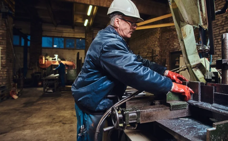 Which CNC Metal Turning Technique Handles Complex Parts Better Swiss or Conventional