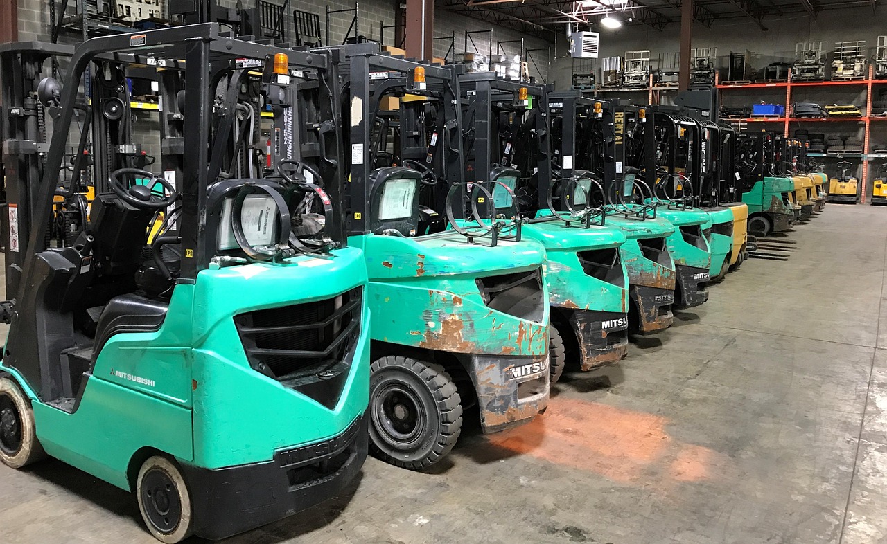 Which Forklift Is Best for Your Warehouse Electric vs IC vs Rough Terrain?