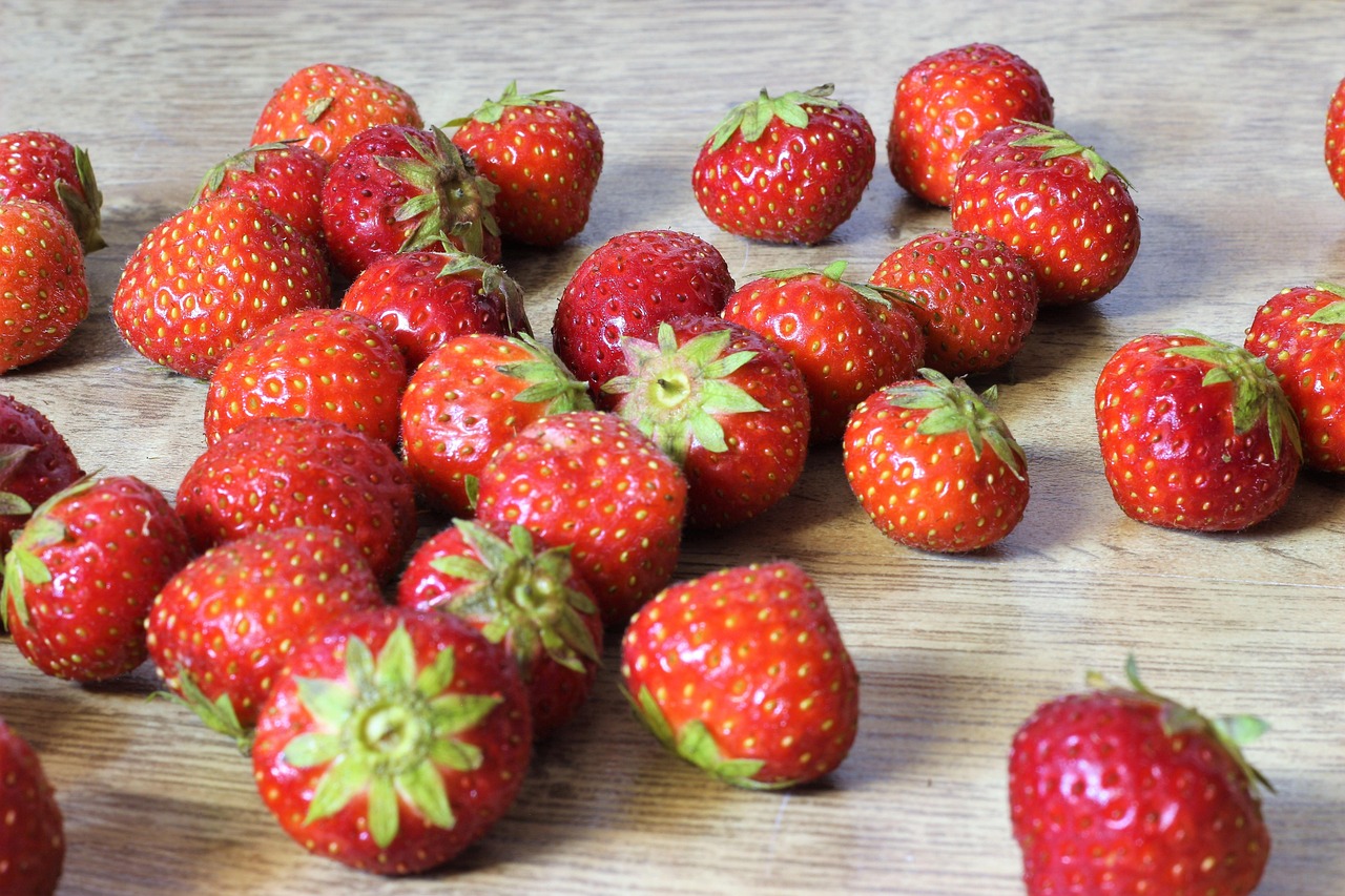 fruit, green, desktop backgrounds, background, fresh, strawberry, berry, organic, white, juicy, cool backgrounds, free background, red, 4k wallpaper 1920x1080, ripe, freshness, laptop wallpaper, food, isolated, fine, sweet, delicious, dessert, group, foliage, season, disk, cut, windows wallpaper, plant, spreadsheet, summer, piece, wallpaper hd, wallpaper 4k, section, retouching, slice, hd wallpaper, sliced, three, nature, beautiful wallpaper, perfect, beautiful, from close, close up, diet, appetizing, vegetarian, object, two, edible, floral background, mac wallpaper, nutrient, 4k wallpaper, lively, free wallpaper, bowl, annual, garden, bright, full hd wallpaper, a, a refreshing effect, seeds