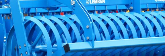 short disc harrow, harrow, equipment, agriculture, farm yard, tools, machine, blue, agricultural, tillage equipment, loosen, sedimental crush, striegel, fields, floor, machining device, agricultural machine