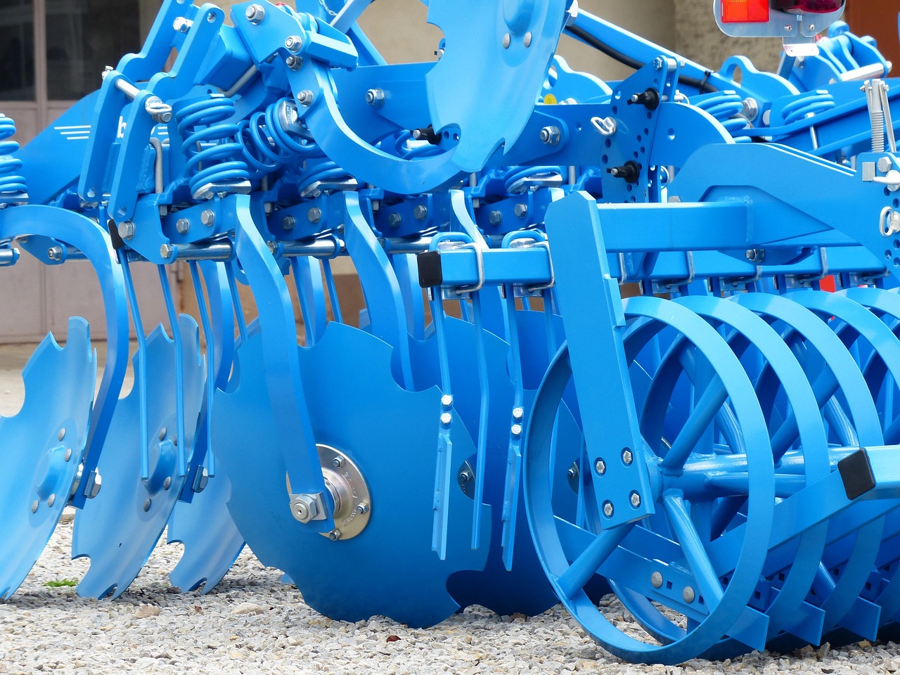 short disc harrow, harrow, agricultural machine, equipment, agriculture, farm yard, tools, machine, blue, agricultural, tillage equipment, loosen, sedimental crush, striegel, fields, floor, machining device, harrow, harrow, harrow, harrow, harrow, tools, tools