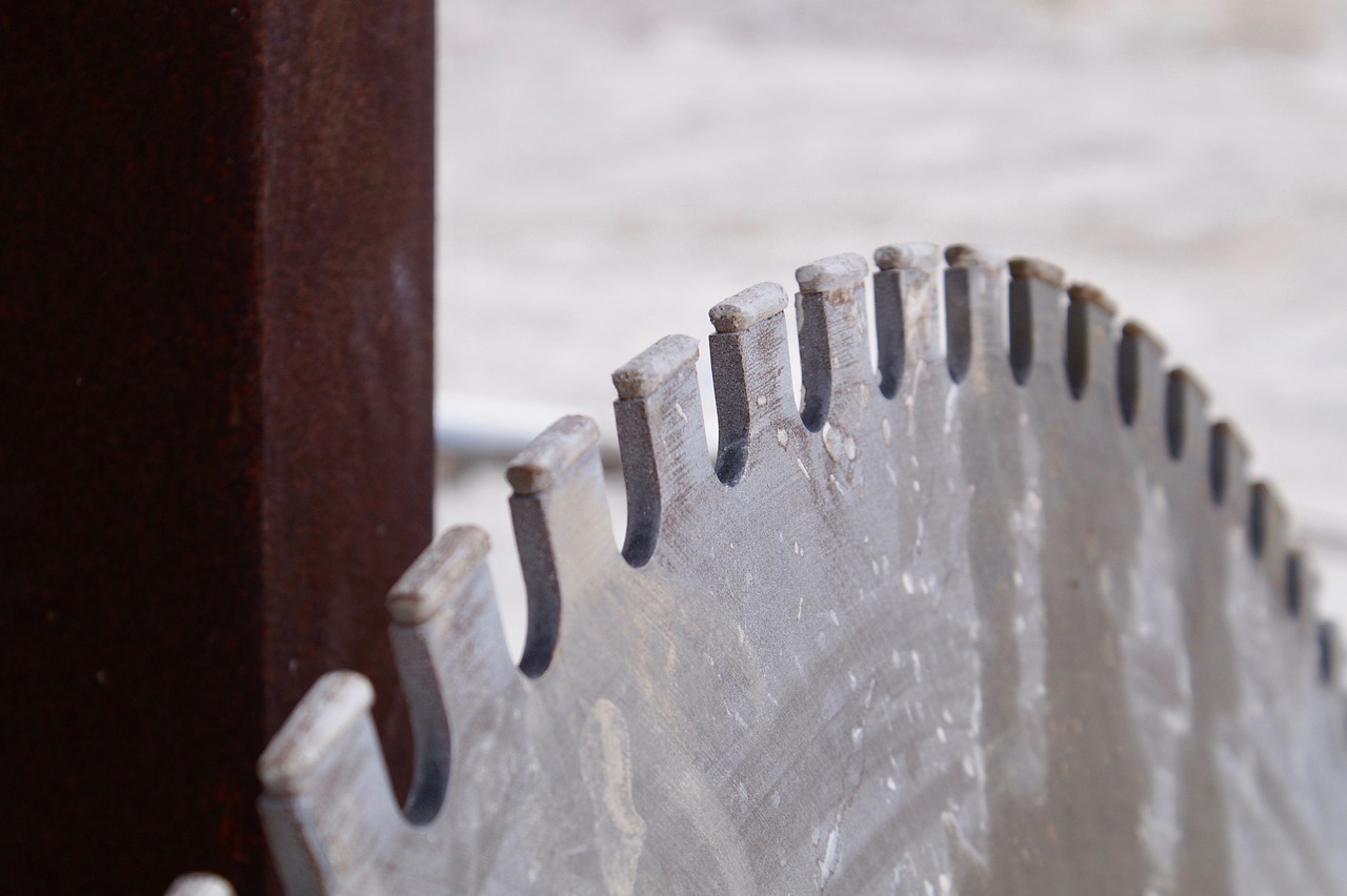 How to choose a steel cutting disc for safe, clean metal cutting