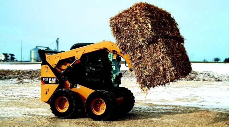 wheel loader, loader, compact loader, cat, 242d, heap, loading, caterpillar, construction machinery, construction work, work machine, pet, shovel, earthmoving, technology, heavy, building, straw, animal, farmer, cattle, agriculture