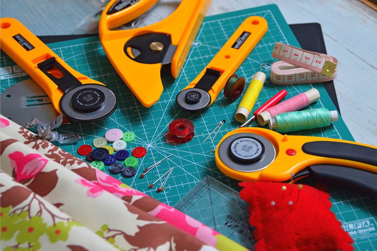 cutting tool, textile, late, buttons, clipboard, sewing, material, needle, spindle, mood, pin, thread, textiles, patchwork, red, green, quilting, blades are engaged, körkés, pincushion, quilting, quilting, quilting, quilting, quilting